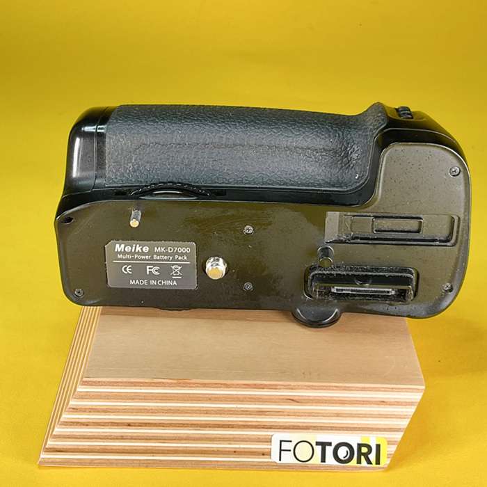 Nikon D7000 + grip, 16 GB SD + náhradní baterie | 6294893