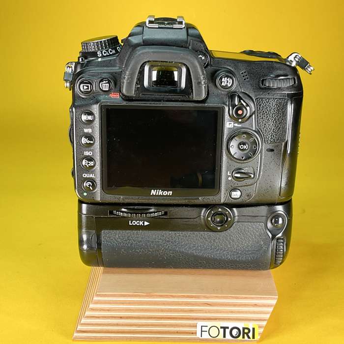 Nikon D7000 + grip, 16 GB SD + náhradní baterie | 6294893