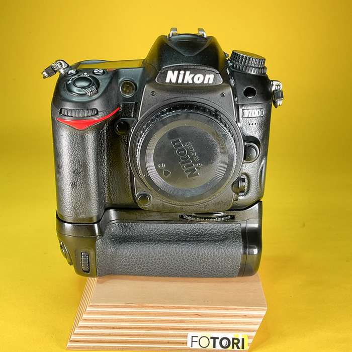 Nikon D7000 + grip, 16 GB SD + náhradní baterie | 6294893