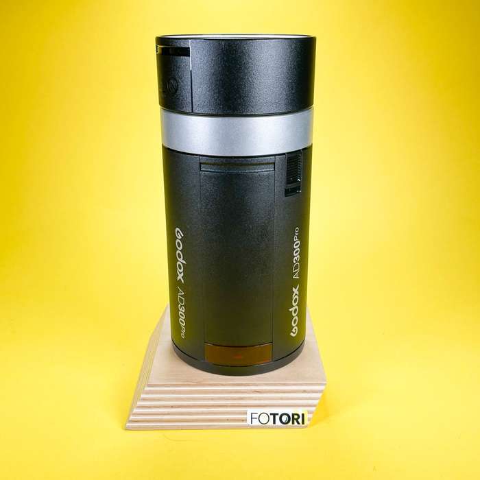 Godox AD300pro + náhradní baterie + klapky  | bateriový blesk