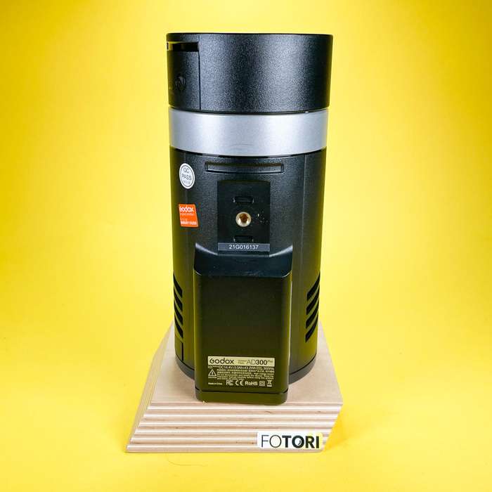 Godox AD300pro + náhradní baterie + klapky  | bateriový blesk