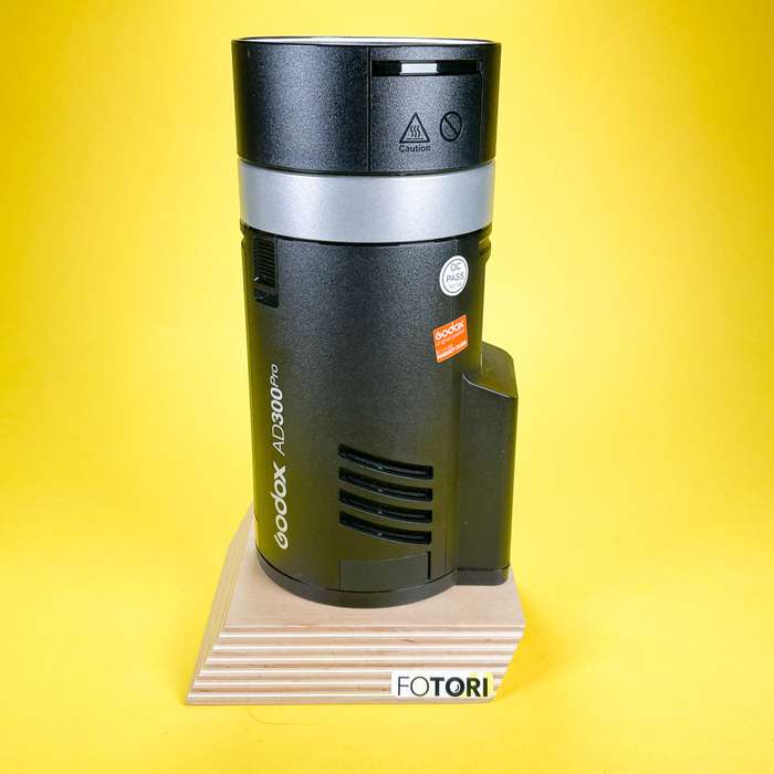 Godox AD300pro + náhradní baterie + klapky  | bateriový blesk