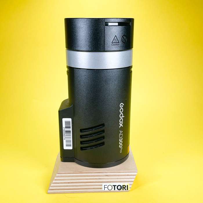 Godox AD300pro + náhradní baterie + klapky  | bateriový blesk