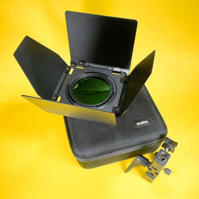 Godox AD300pro + náhradní baterie + klapky  | bateriový blesk