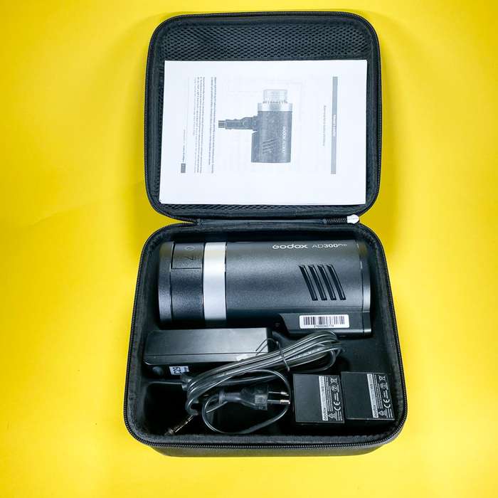 Godox AD300pro + náhradní baterie + klapky  | bateriový blesk