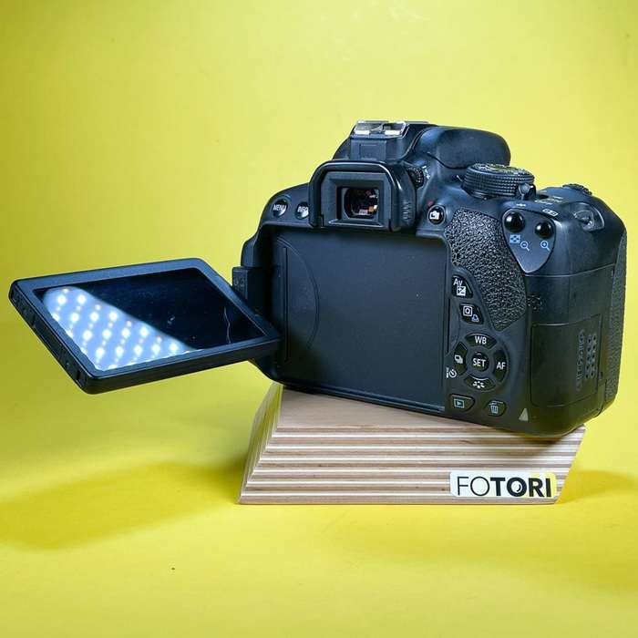 Canon EOS 700D | 063076002639