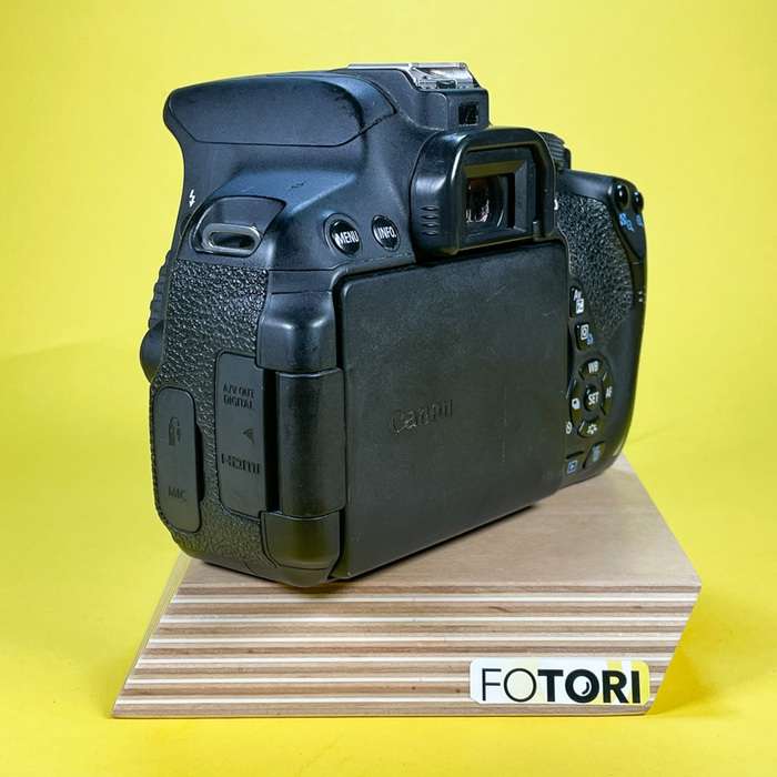 Canon EOS 700D | 063076002639