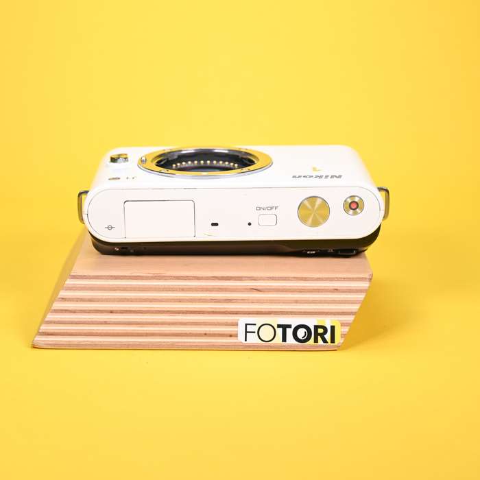 Nikon 1 J1 + Nikon 10mm + Nikon 18,5mm | 62044252