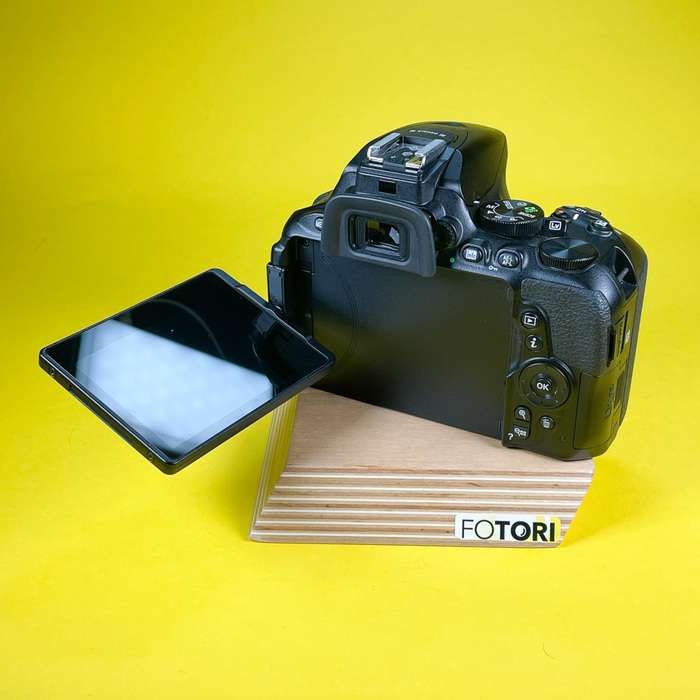 Nikon D5600 - 2x baterie SD 16 + 32 GB  | 6095655