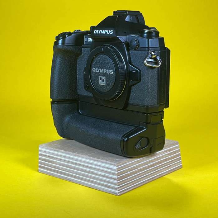 Olympus OM-D E-M1 + Grip + nabíječka BC-N1 | BHP327301 + 00-233456