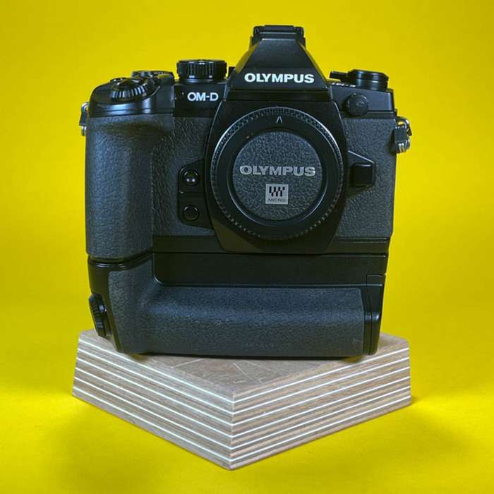 Olympus OM-D E-M1 + Grip + nabíječka BC-N1 | BHP327301 + 00-233456