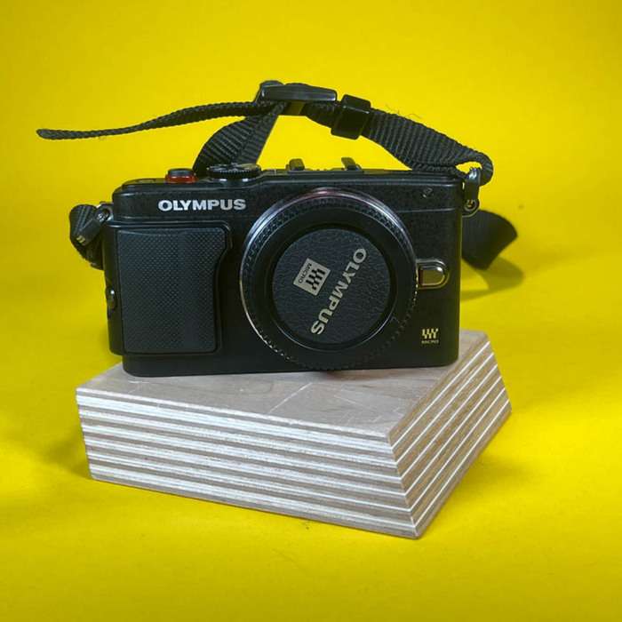 OLYMPUS PEN Lite E-PL6 + Blesk 4FS1 + nabíječka | V5TF06773 + 200146253