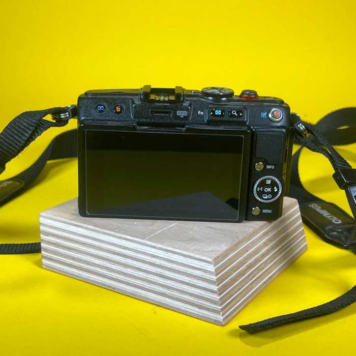 OLYMPUS PEN Lite E-PL6 + Blesk 4FS1 + nabíječka | V5TF06773 + 200146253