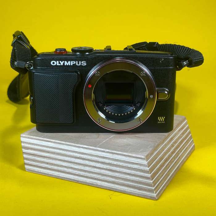 OLYMPUS PEN Lite E-PL6 + Blesk 4FS1 + nabíječka | V5TF06773 + 200146253