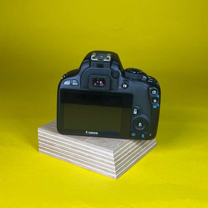 Canon eos 100D + Canon EF 18-55mm f/3,5-5,6 | 363073007024 + 3977006690