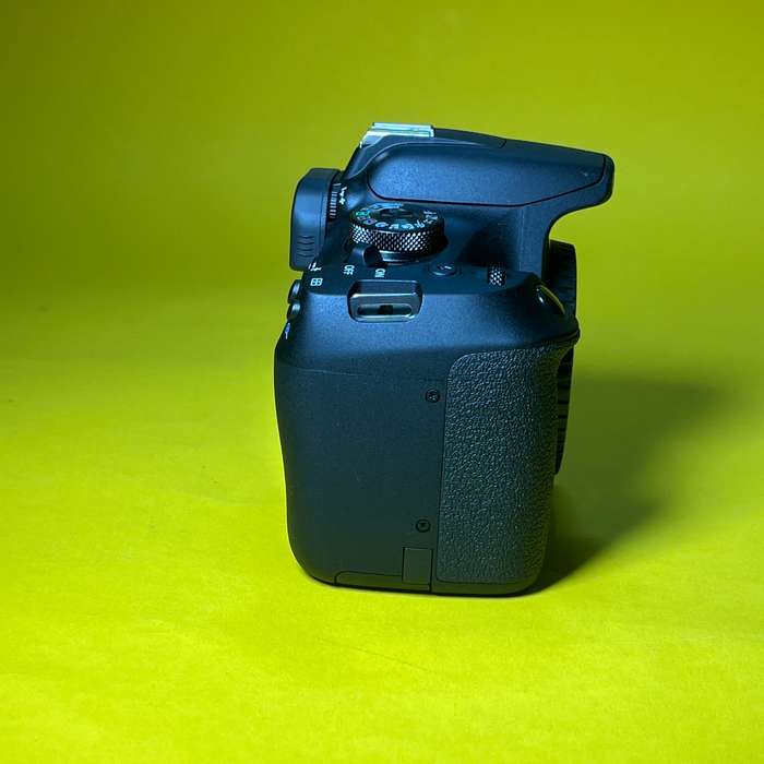 Canon EOS 2000D | 693077001644