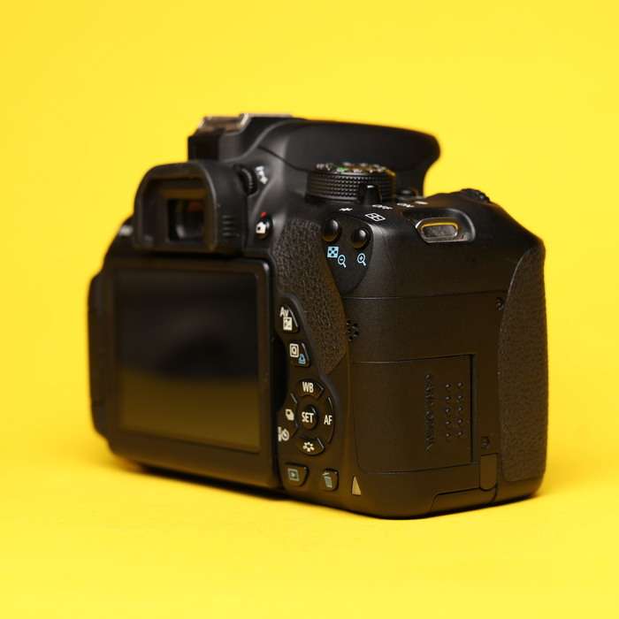 Canon EOS 700D | 053031040571