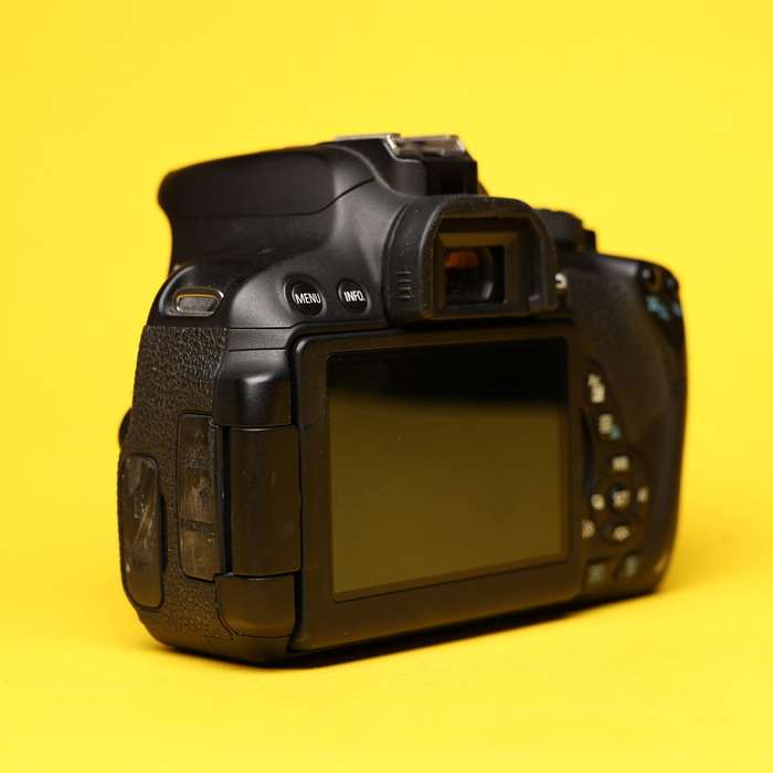 Canon EOS 700D | 053031040571