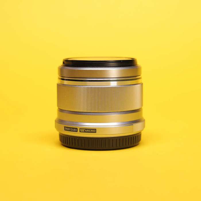 Olympus M.ZUIKO ED 25 mm f/1.8 stříbrný | 346012680