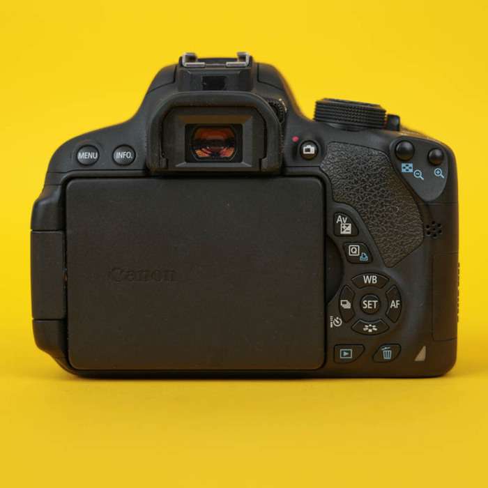 Canon EOS 700D | 053031040652