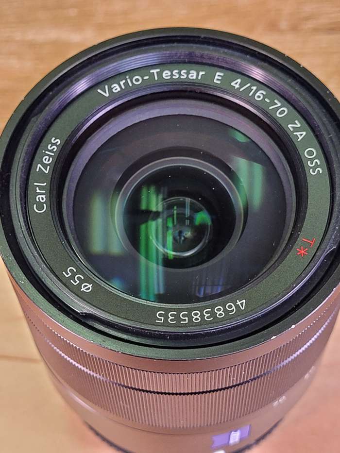 Sony 16-70 mm f/4 Vario-Tessar T* pro bajonet E