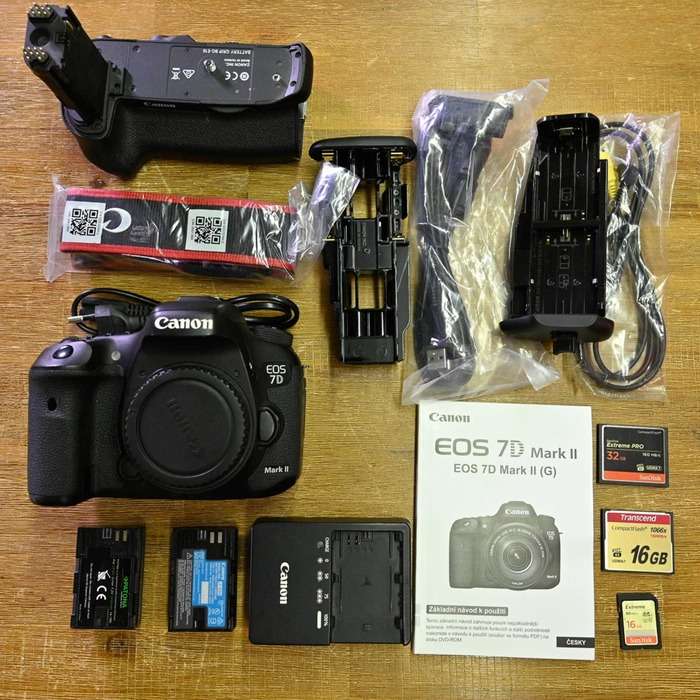 Canon EOS 7D Mark II + grip  a příslušenství
