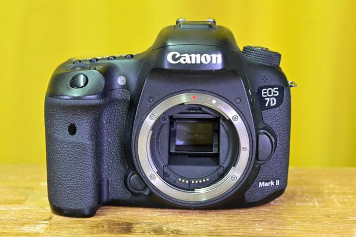 Canon EOS 7D Mark II + grip  a příslušenství