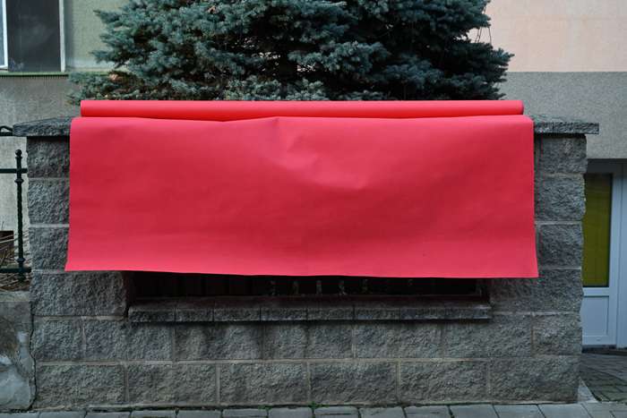 Pozadí červené - netkaná textilie - šíře 1,95 m