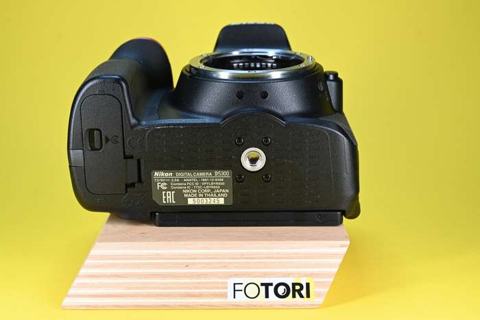 Nikon D5300 + MEIKE bateriový grip MK-D5300 | 5003245