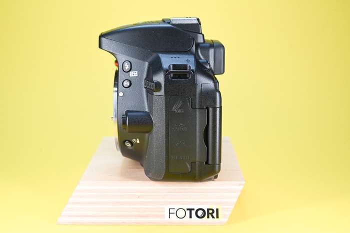 Nikon D5300 + MEIKE bateriový grip MK-D5300 | 5003245