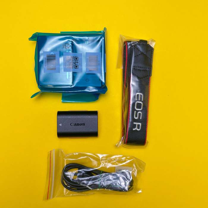 Set Canon EOS R + RF 24-105 mm f/4-7,1 IS STM + grip BG-E22