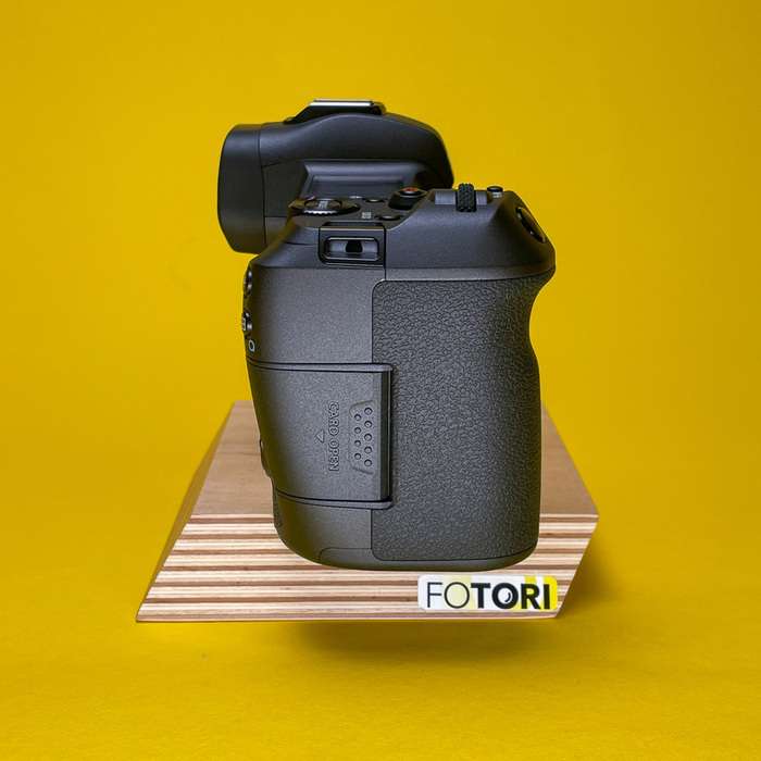 Set Canon EOS R + RF 24-105 mm f/4-7,1 IS STM + grip BG-E22