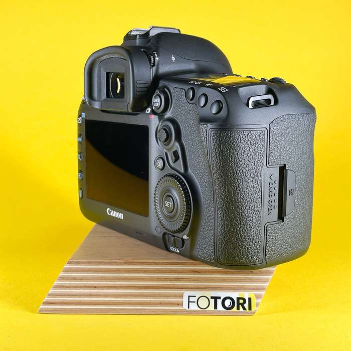 Canon EOS 5D Mark IV | 305057000700