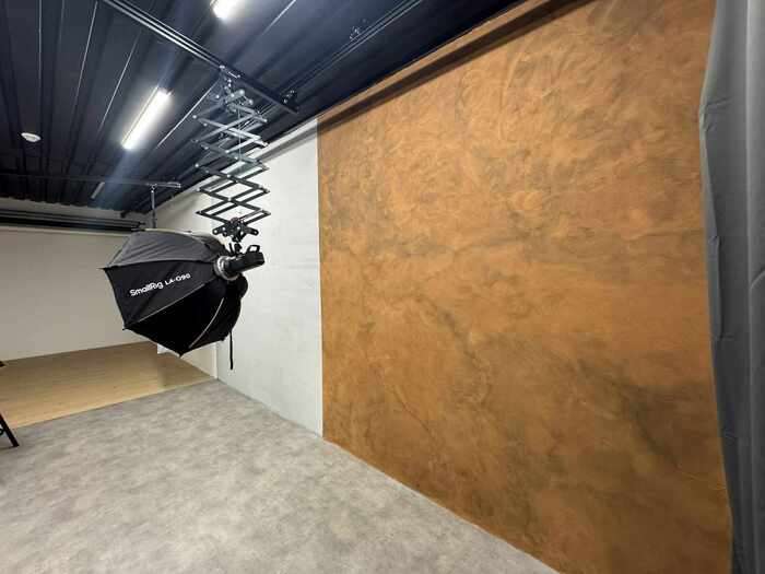 Ateliér + podcast studio + bar