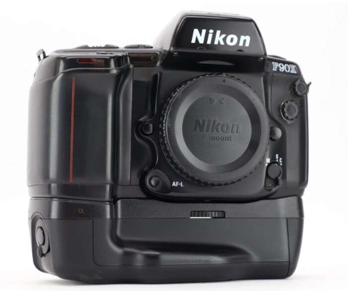 Nikon F90X + grip MB-10 |  Kinofilmová zrcadlovka