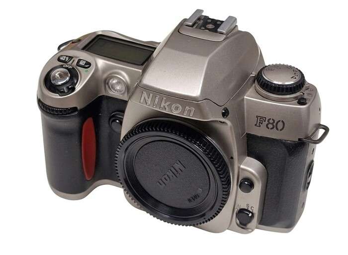 Nikon F80 | Kinofilmová zrcadlovka