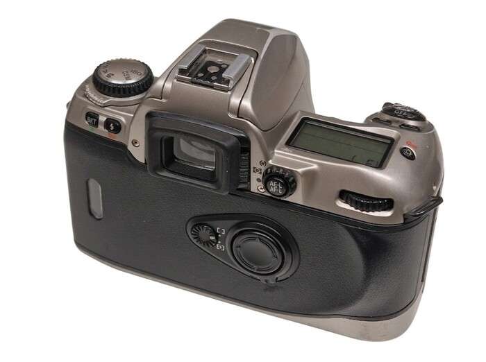 Nikon F80 | Kinofilmová zrcadlovka