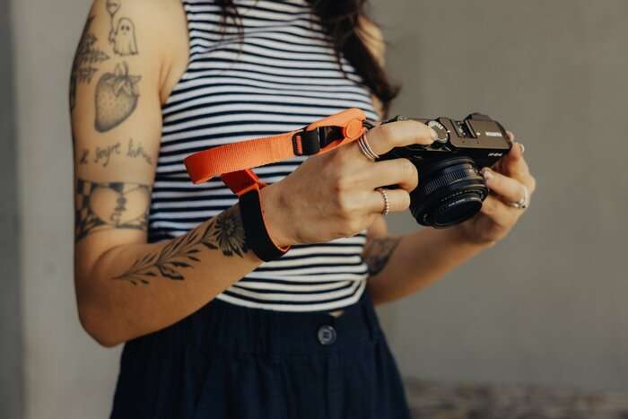 Peak Design Cuff Ibis (korálově červená)