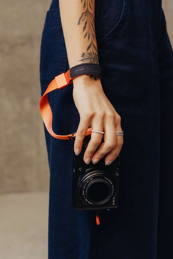 Peak Design Cuff Ibis (korálově červená)